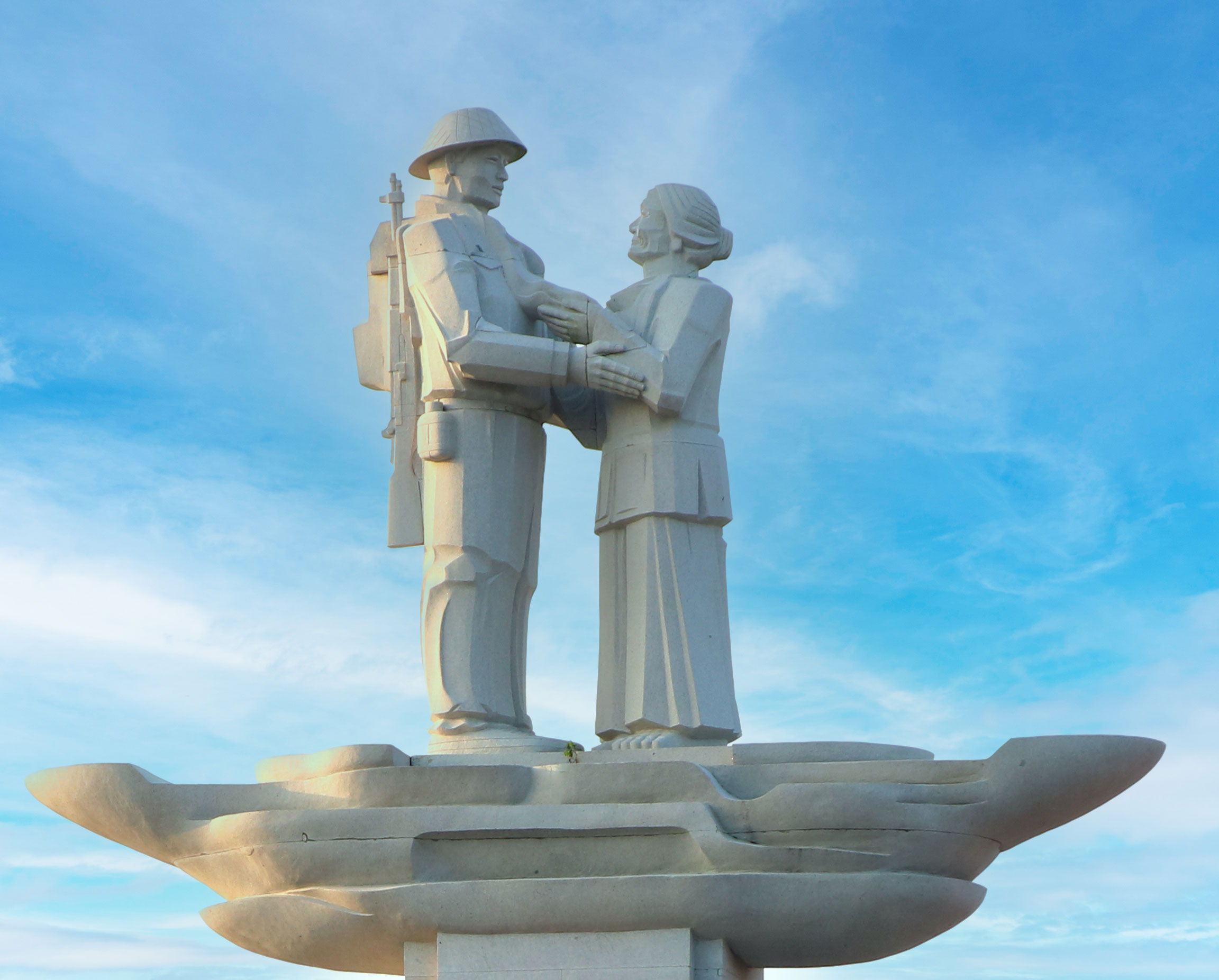 Tượng đài tưởng niệm sự kiện Tập kết năm 1954 tại Cao Lãnh.