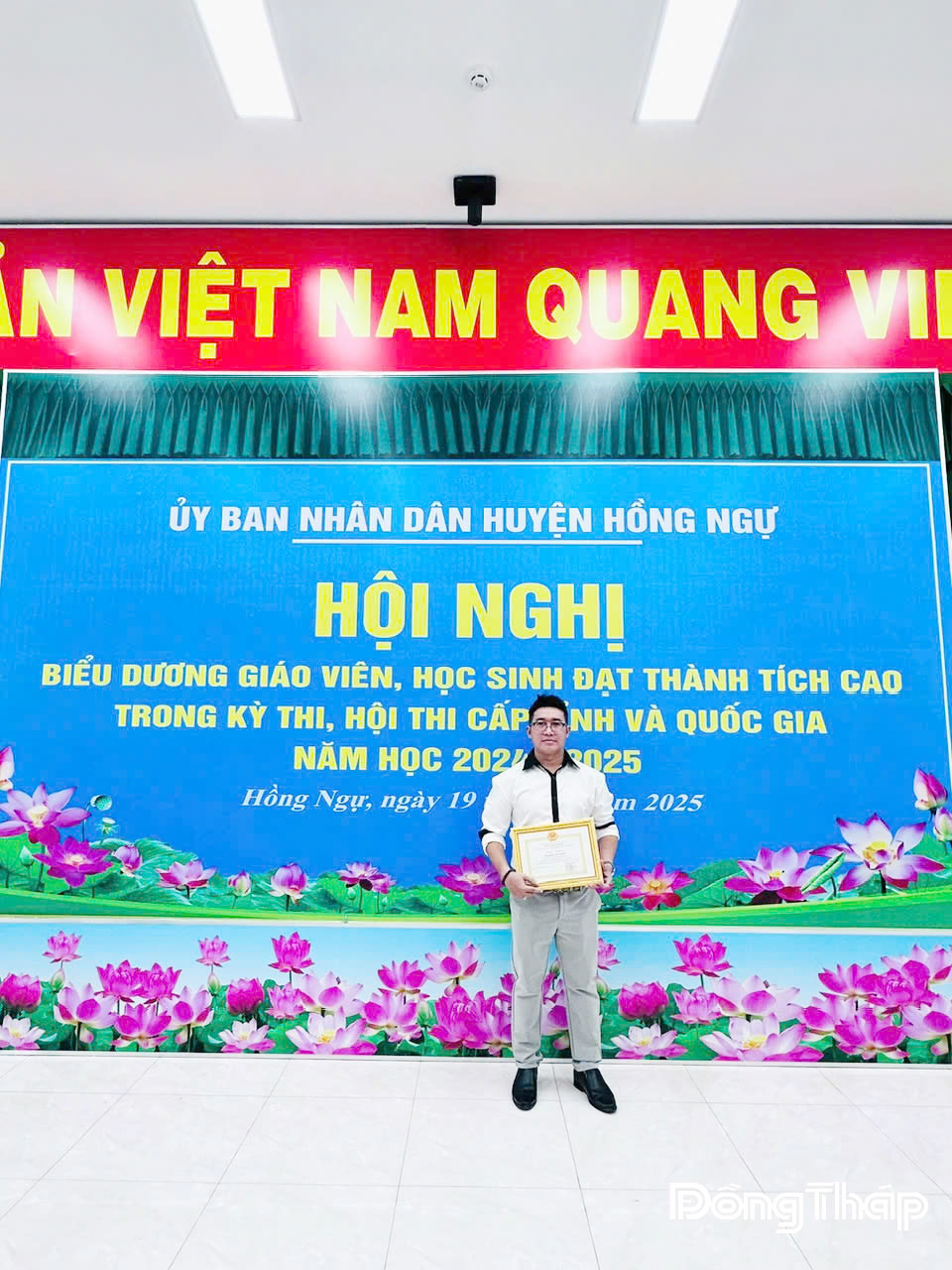 Thầy Bùi Văn Ngoãn được biểu dương với thành tích cao trong kỳ thi, hội thi cấp tỉnh, quốc gia năm học 2024 - 2025. 