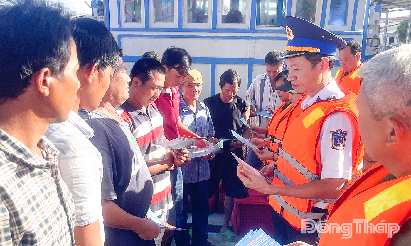 Tuyên truyền cho bà con ngư dân.