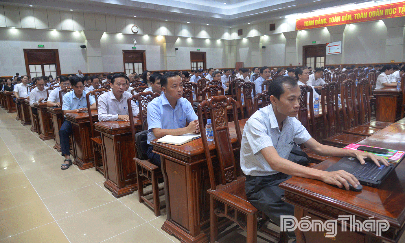 Đại biểu dự tại Hội trường Ấp Bắc, Trung tâm Hội nghị tỉnh.