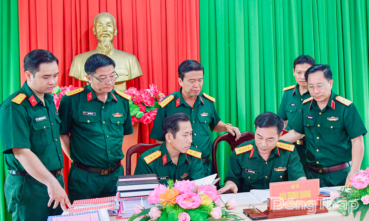 Kiểm tra sổ sách hoạt động công tác Đảng, công tác chính trị.