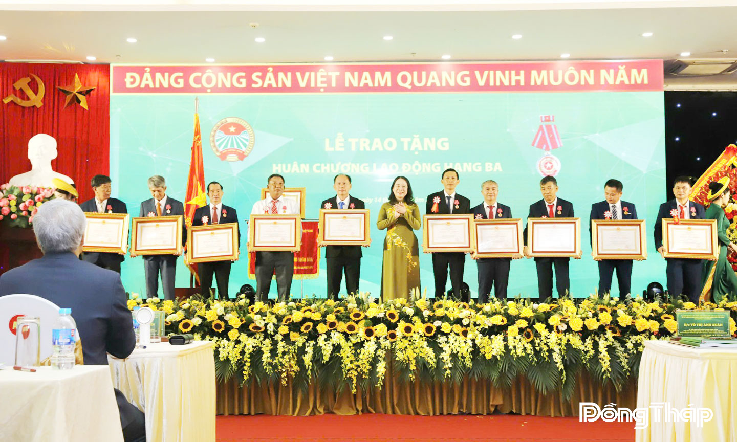 Ông Nguyễn Đức Lữ là 1 trong 10 nông dân có thành tích xuất sắc của Hội Nông dân Việt Nam. Trong ảnh: Ủy viên Ban Chấp hành Trung ương Đảng,  Phó Chủ tịch nước Võ Thị Ánh Xuân chụp ảnh kỷ niệm cùng 10 cá nhân có thành tích xuất sắc của Hội Nông dân Việt Nam tại Lễ kỷ niệm 95 năm thành lập,  Đại hội Thi đua yêu nước Hội Nông dân Việt Nam lần thứ VI.
