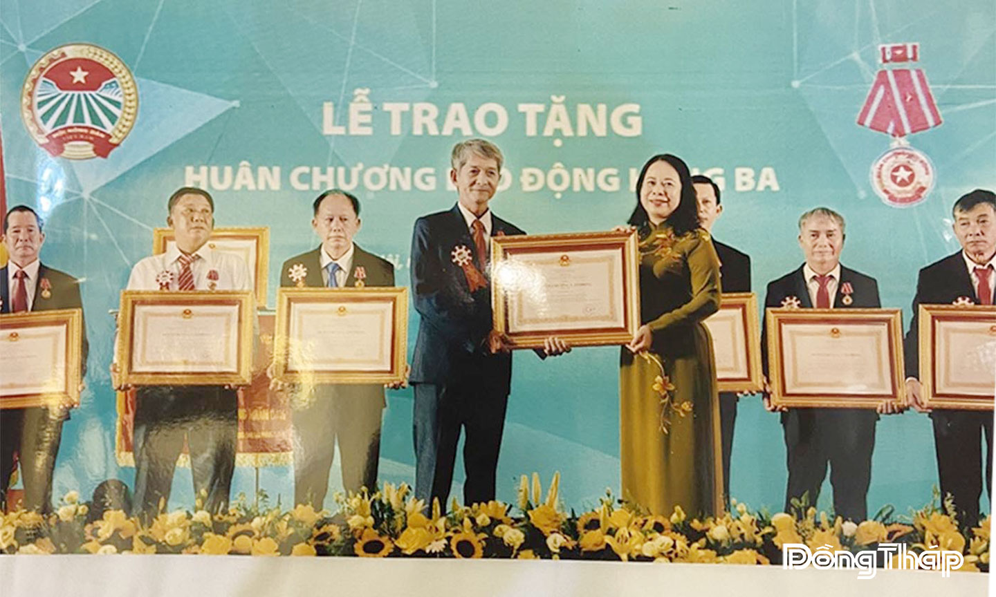 Ủy viên Ban Chấp hành Trung ương Đảng, Phó Chủ tịch nước Võ Thị Ánh Xuân trao Huân chương Lao động hạng Ba cho ông Nguyễn Đức Lữ .