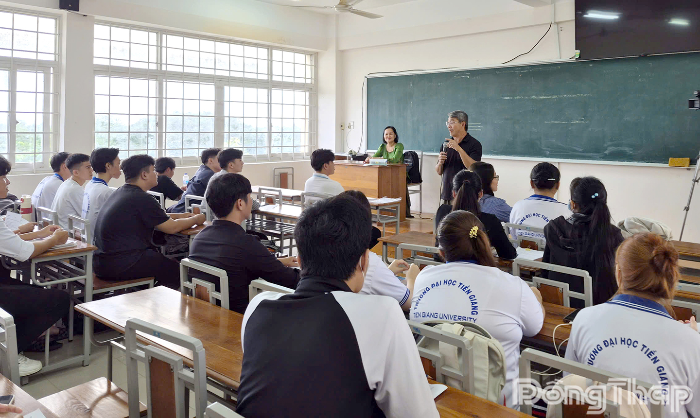 Thành viên Đoàn tình nguyện viên Hoa Kỳ luyện tập tiếng Anh với sinh viên Trường Đại học Tiền Giang.