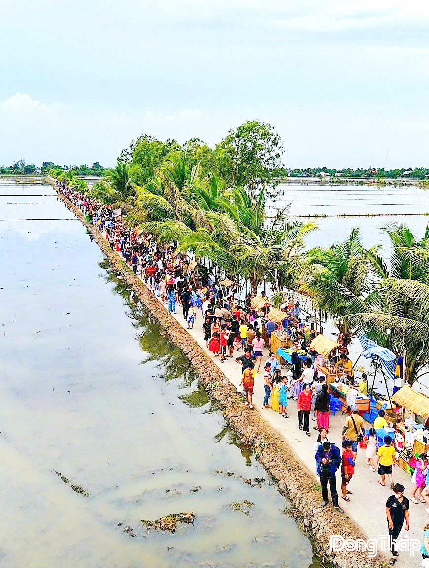 Hợp tác xã Dịch vụ nông nghiệp Thắng Lợi tổ chức “Phiên chợ Đồng Quê” với hơn 50 gian hàng.