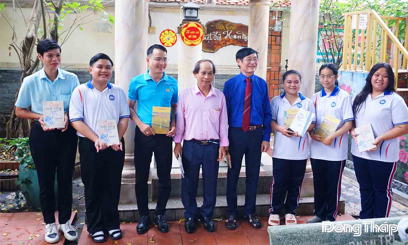 Nhà thơ Trần Đỗ Liêm và nhà Thơ Lê Quang Vui ký tặng sách.