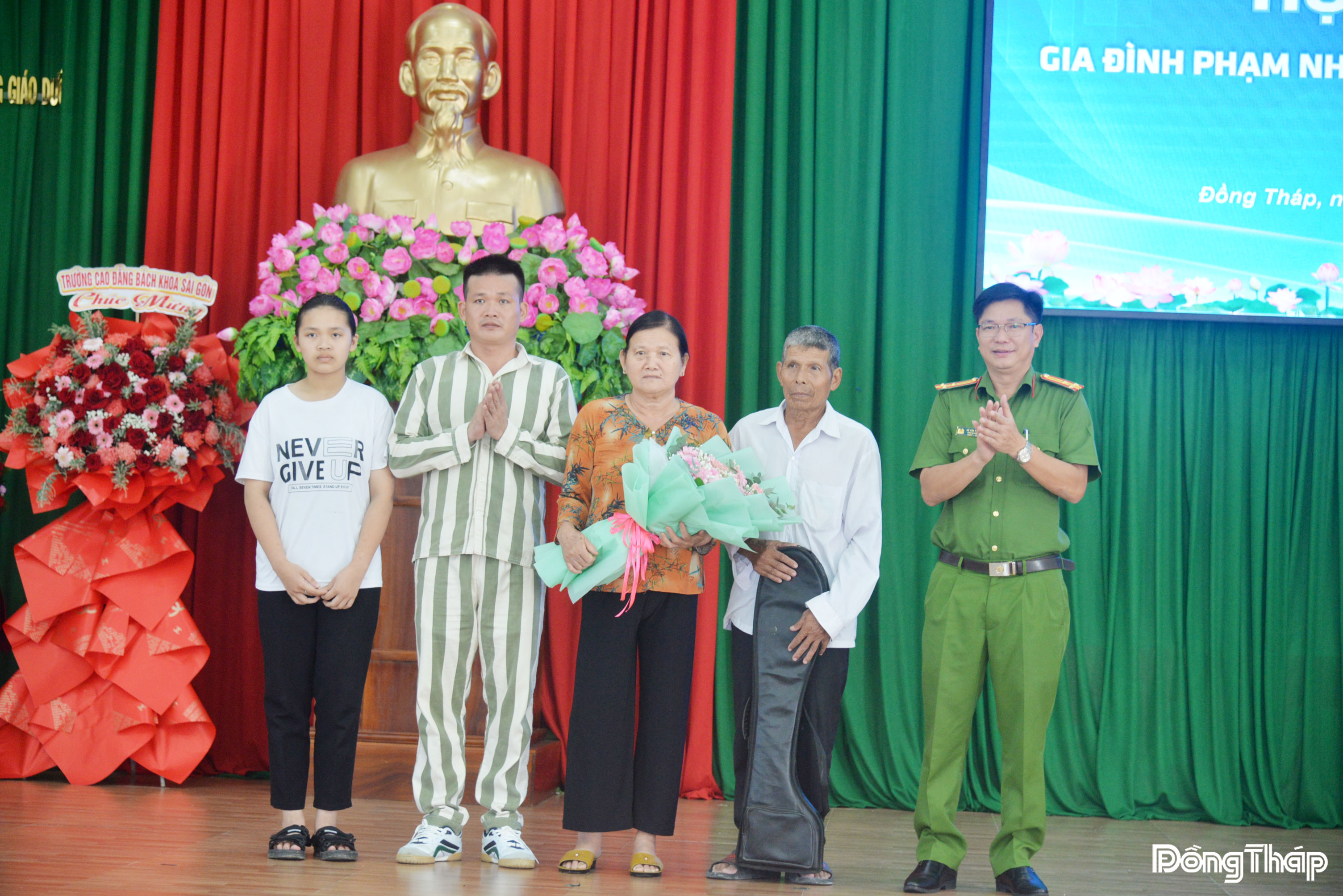Thượng tá Vũ Văn Phượng, Phó Giám thị Trại giam Phước Hòa tặng hoa  cho gia đình phạm nhân L. H.G.
