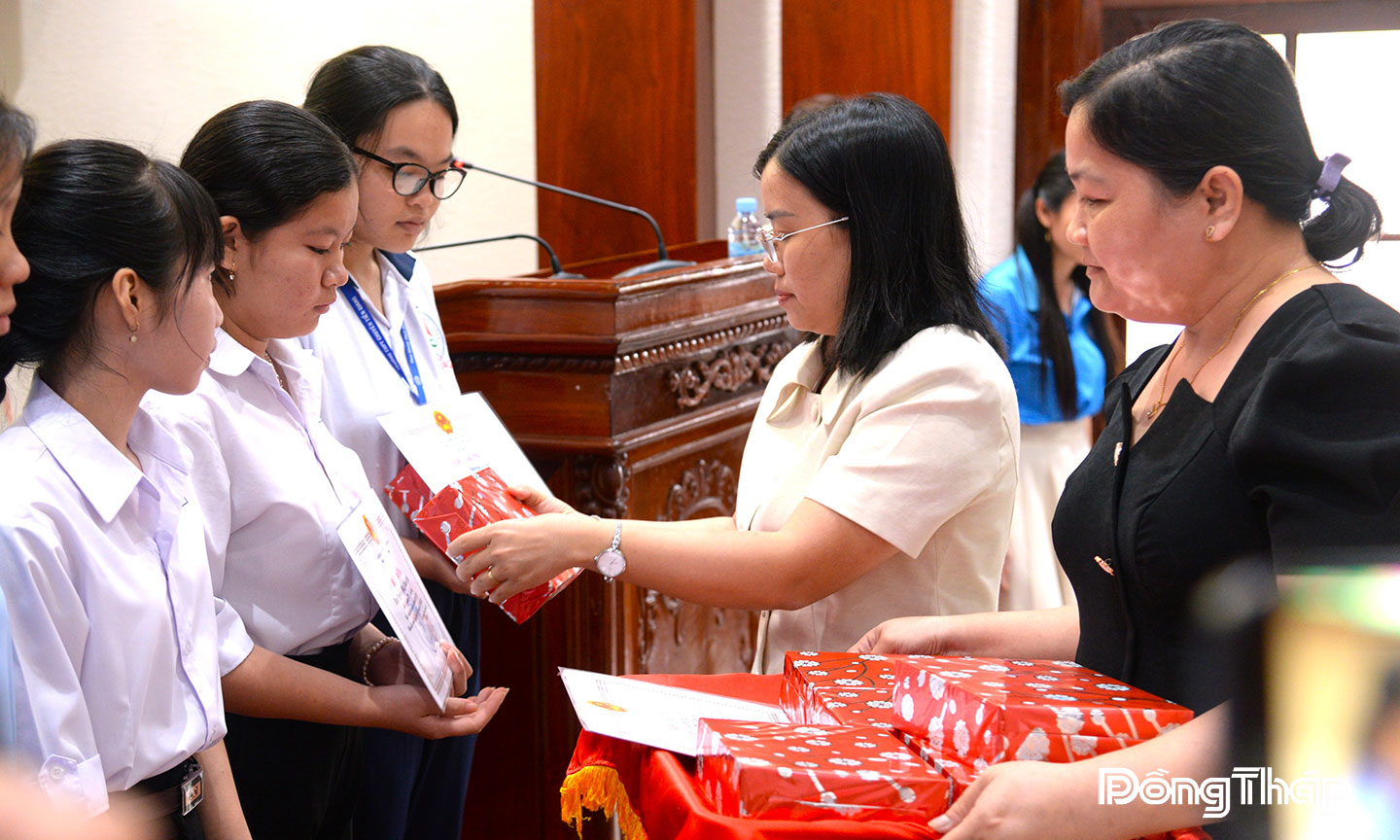 Lãnh đạo Sở Y tế Đồng Tháp trao Giấy khen và tặng quà tuyên dương các em học sinh nữ của gia đình có con  một bề là gái có thành tích học tập xuất sắc.