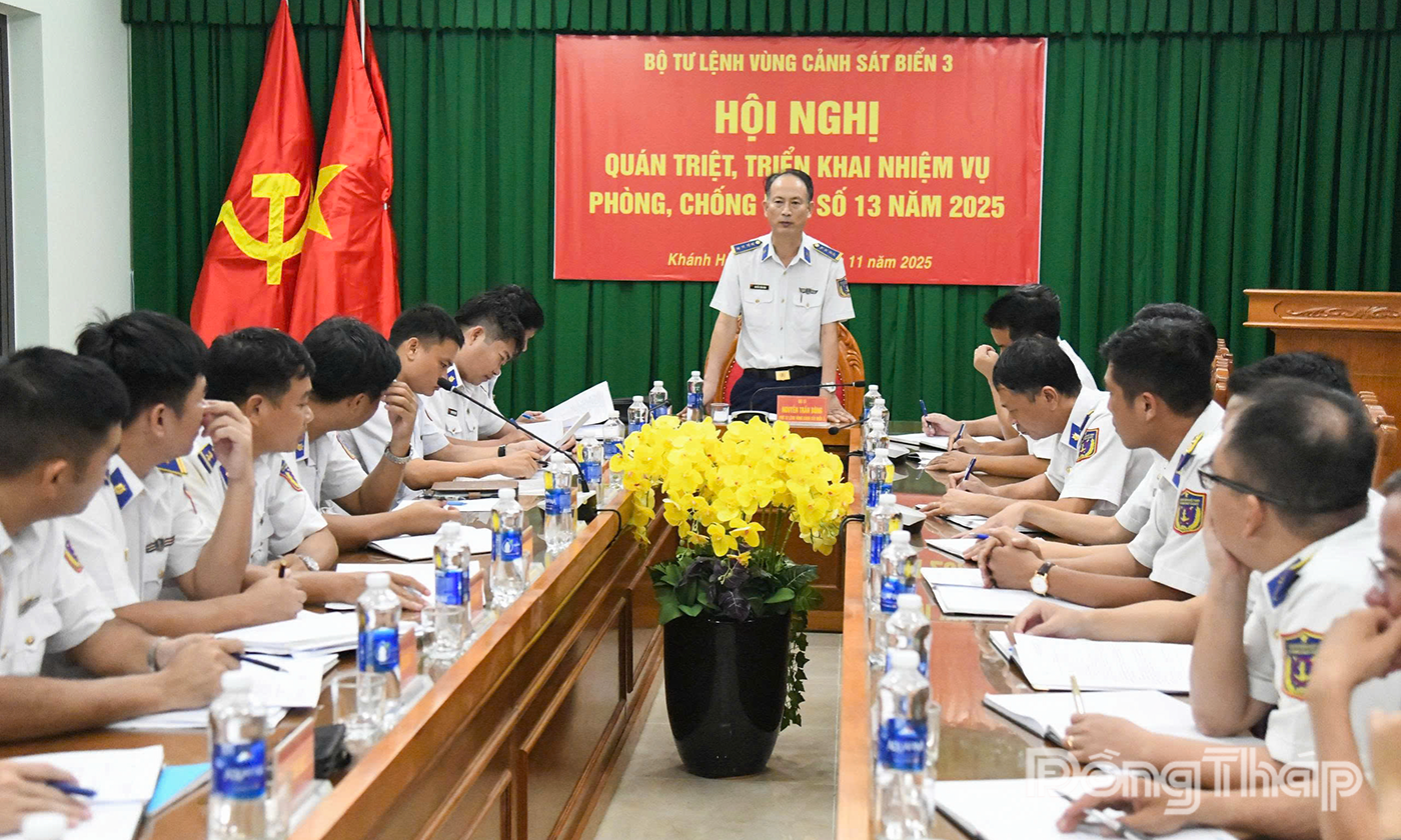 Đại tá Nguyễn Trần Đông, Phó Tư lệnh Vùng Cảnh sát biển 3 quán triệt triển khai nhiệm vụ cho Hải đoàn 32 chuẩn bị ứng phó với bão số 13.