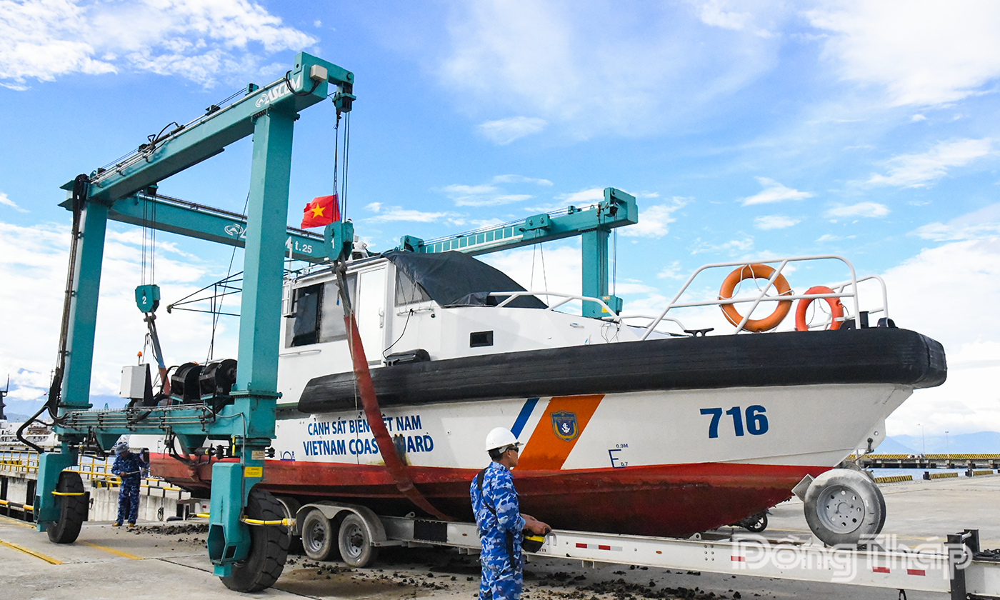 Gia cố trang thiết bị tàu, xuồng.