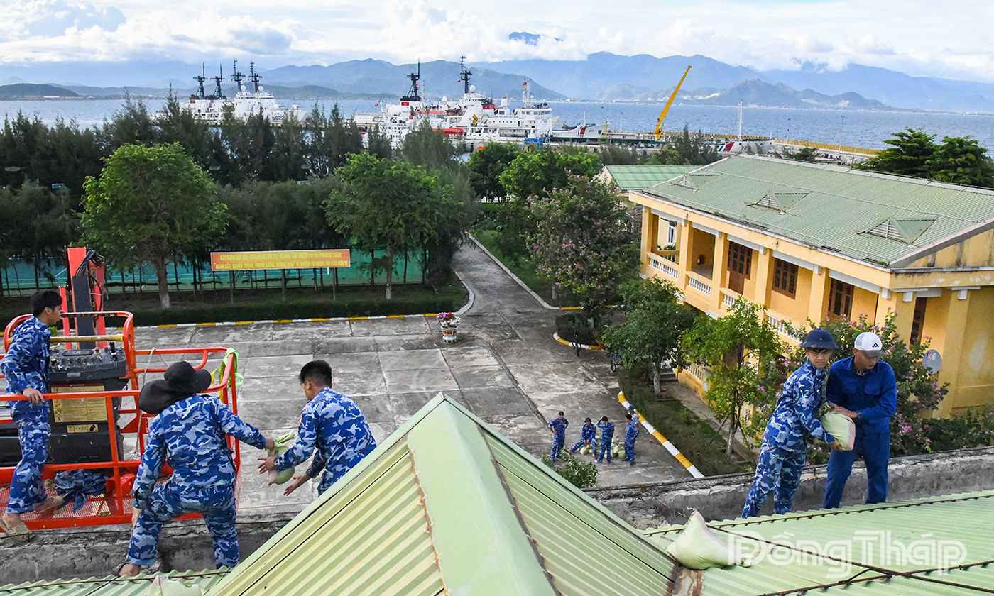 Đưa bao cát lên gia cố mái nhà ở, nhà làm việc.