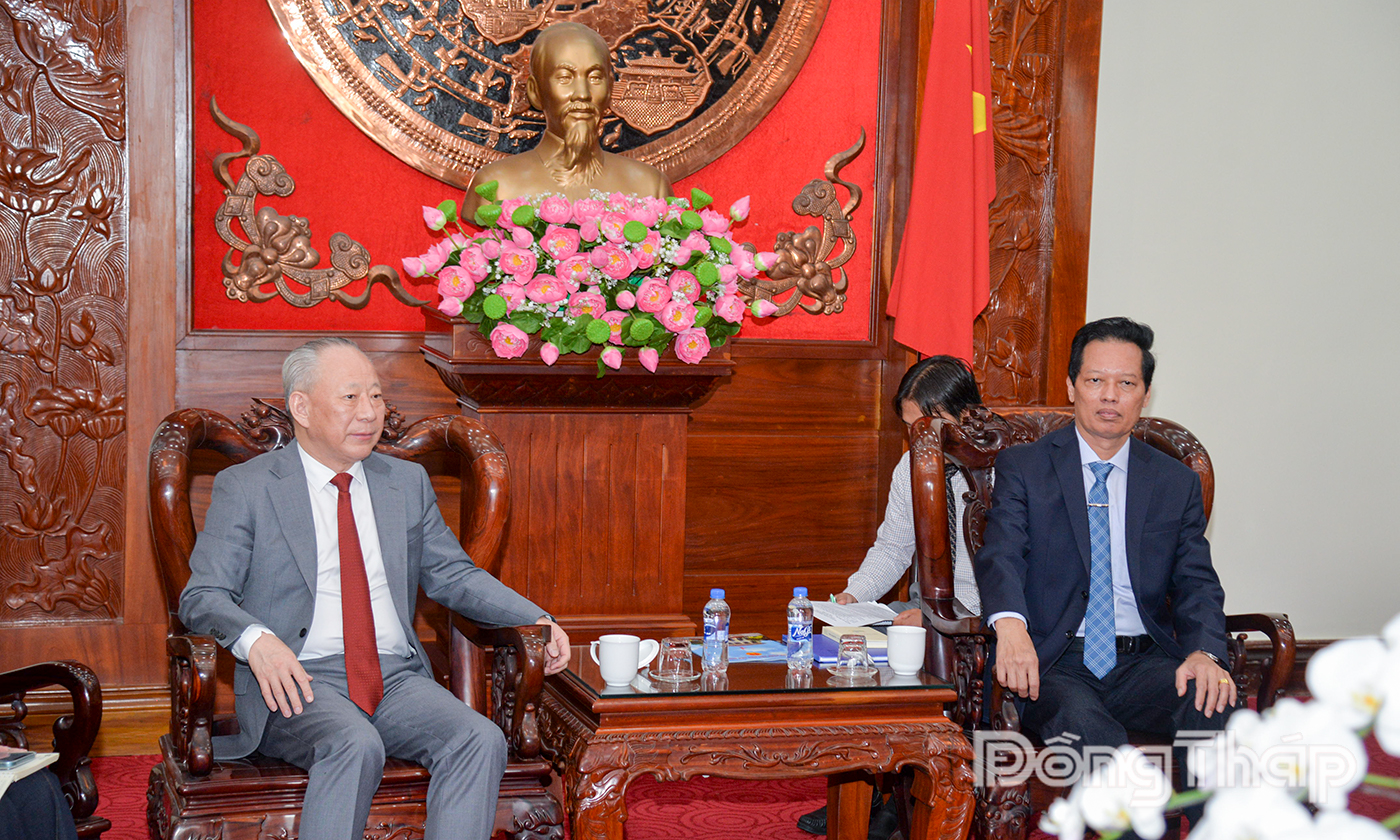 Đồng chí Nguyễn Thành Diệu trao đổi với ông Nghiêm Giới Hòa.