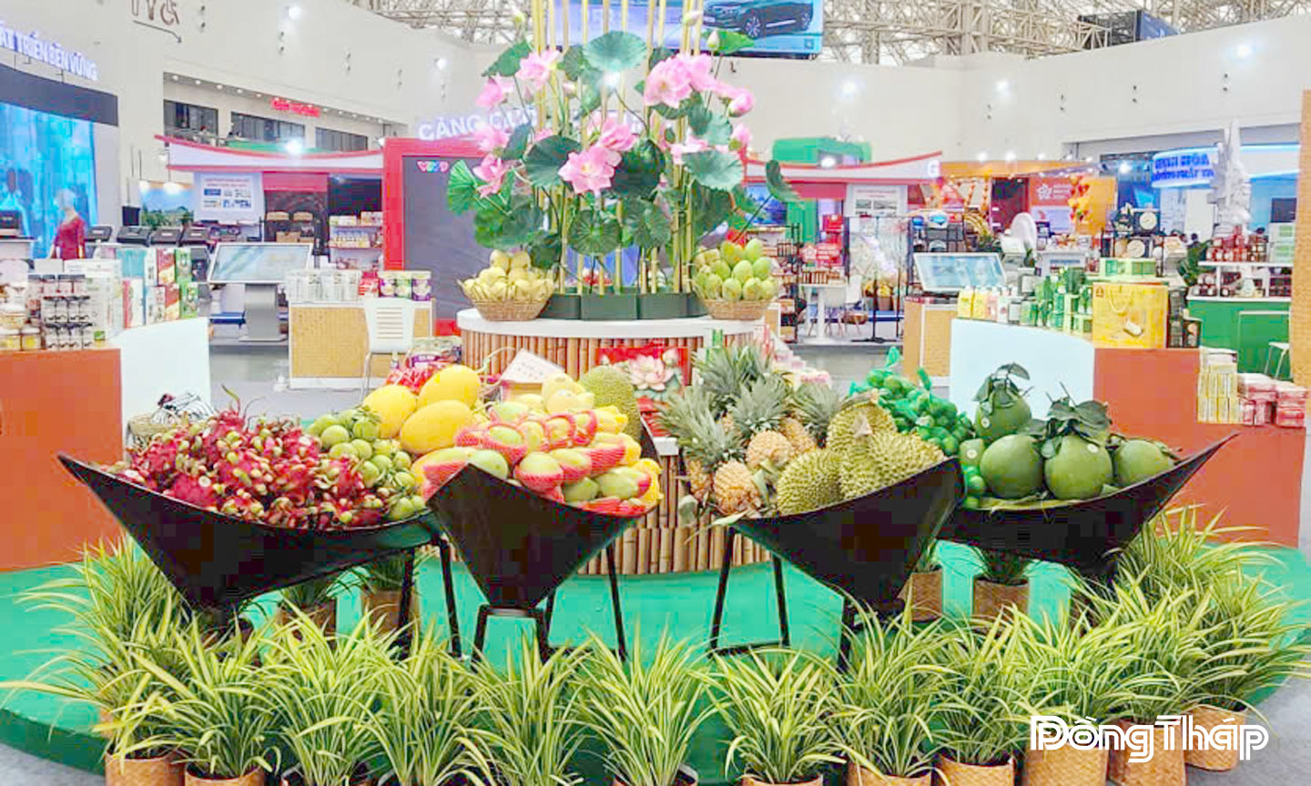 Các sản phẩm OCOP và đặc trưng của tỉnh Đồng Tháp được trưng bày tại Hội chợ Mùa Thu  lần thứ nhất năm 2025.