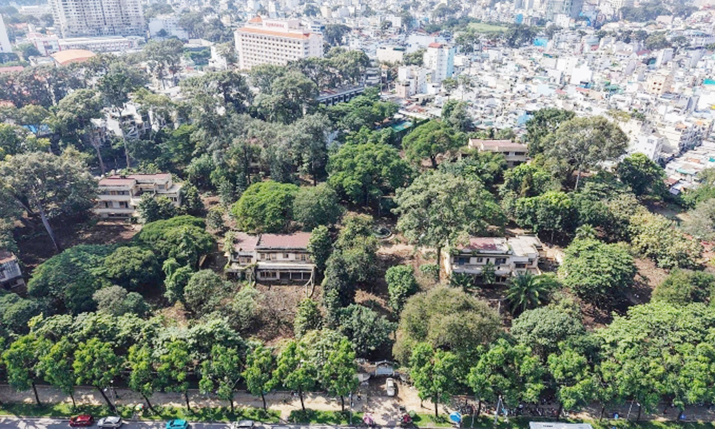 Cụm biệt thự bỏ hoang tại khu đất số 1 Lý Thái Tổ, tháng 11/2025. Ảnh: Quỳnh Trần