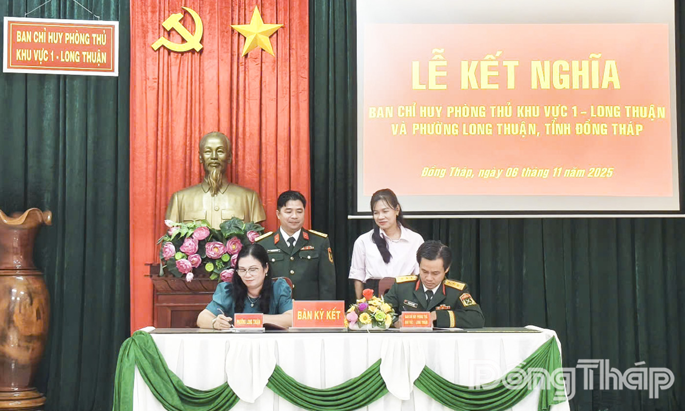 Lãnh đạo Ban chỉ huy Phòng thủ khu vực 1 - Long Thuận và lãnh đạo Đảng ủy phường Long Thuận ký kết tại Lễ kết nghĩa.