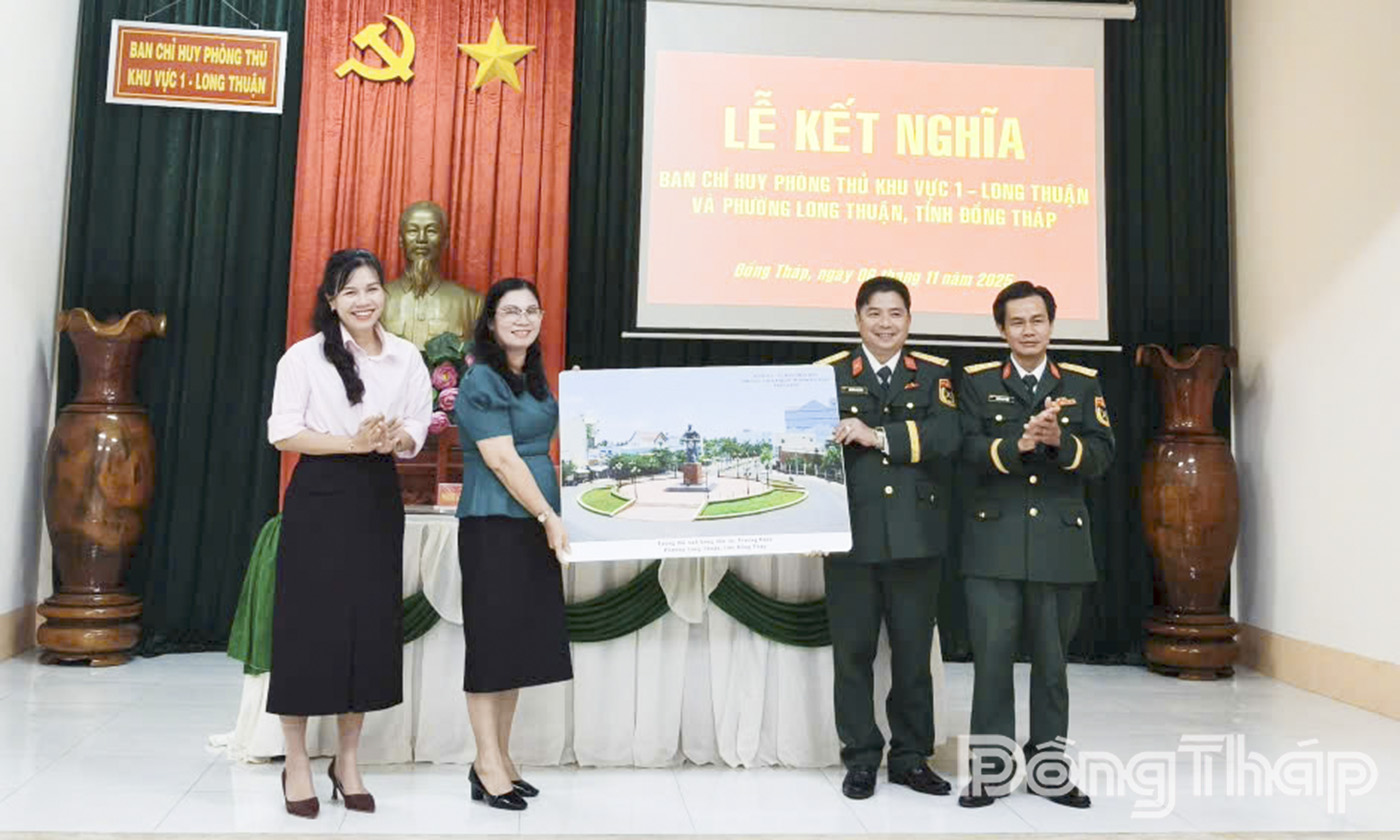 Lãnh đạo phường Long Thuận trao tặng Ban Chỉ huy Phòng thủ khu vực 1 – Long Thuận bức ảnh Tượng đài Anh hùng dân tộc Trương Định.