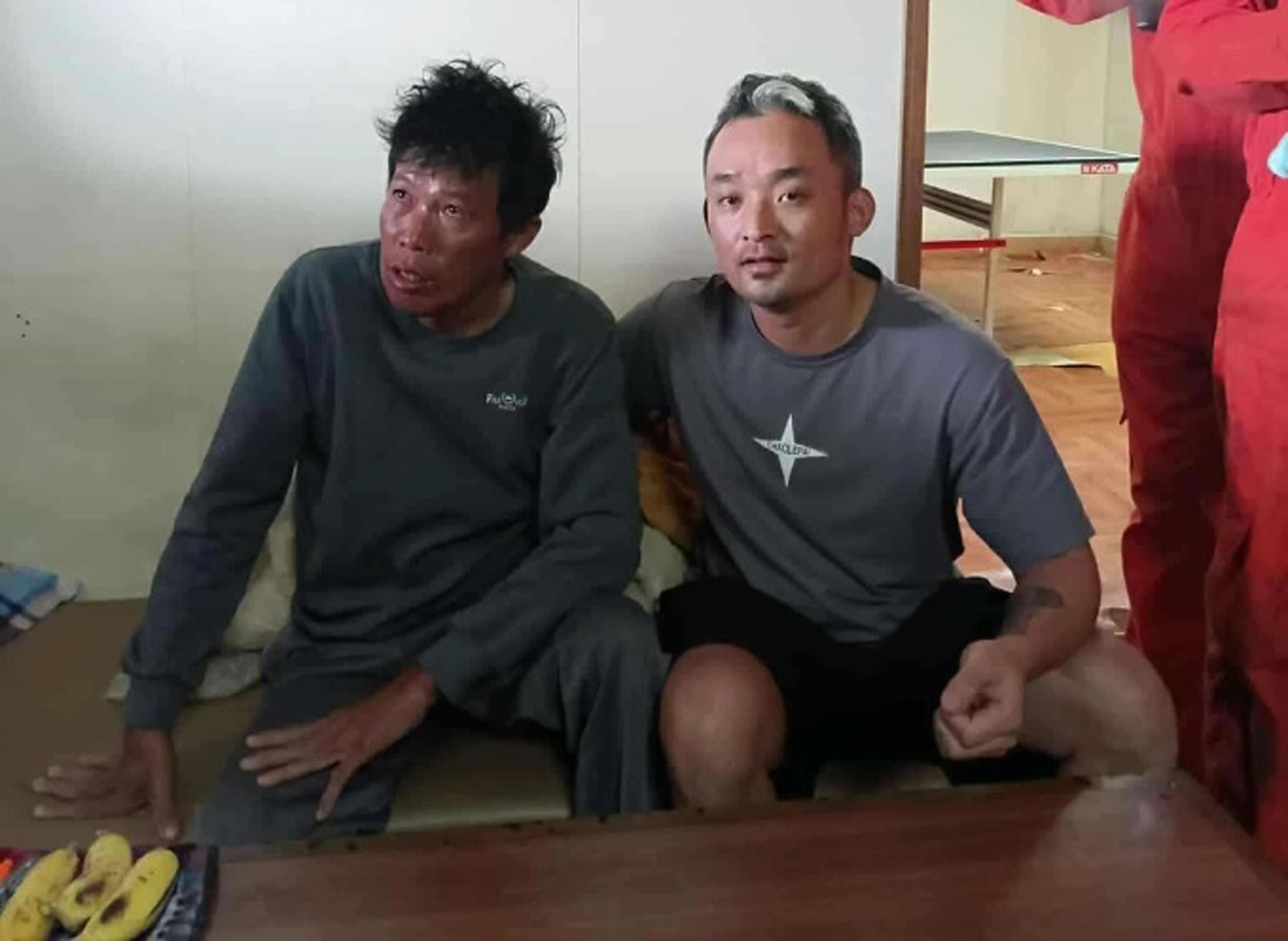 Ông Quang được chăm sóc trên tàu. Ảnh: Thuyền viên tàu Hải Nam 39 cung cấp