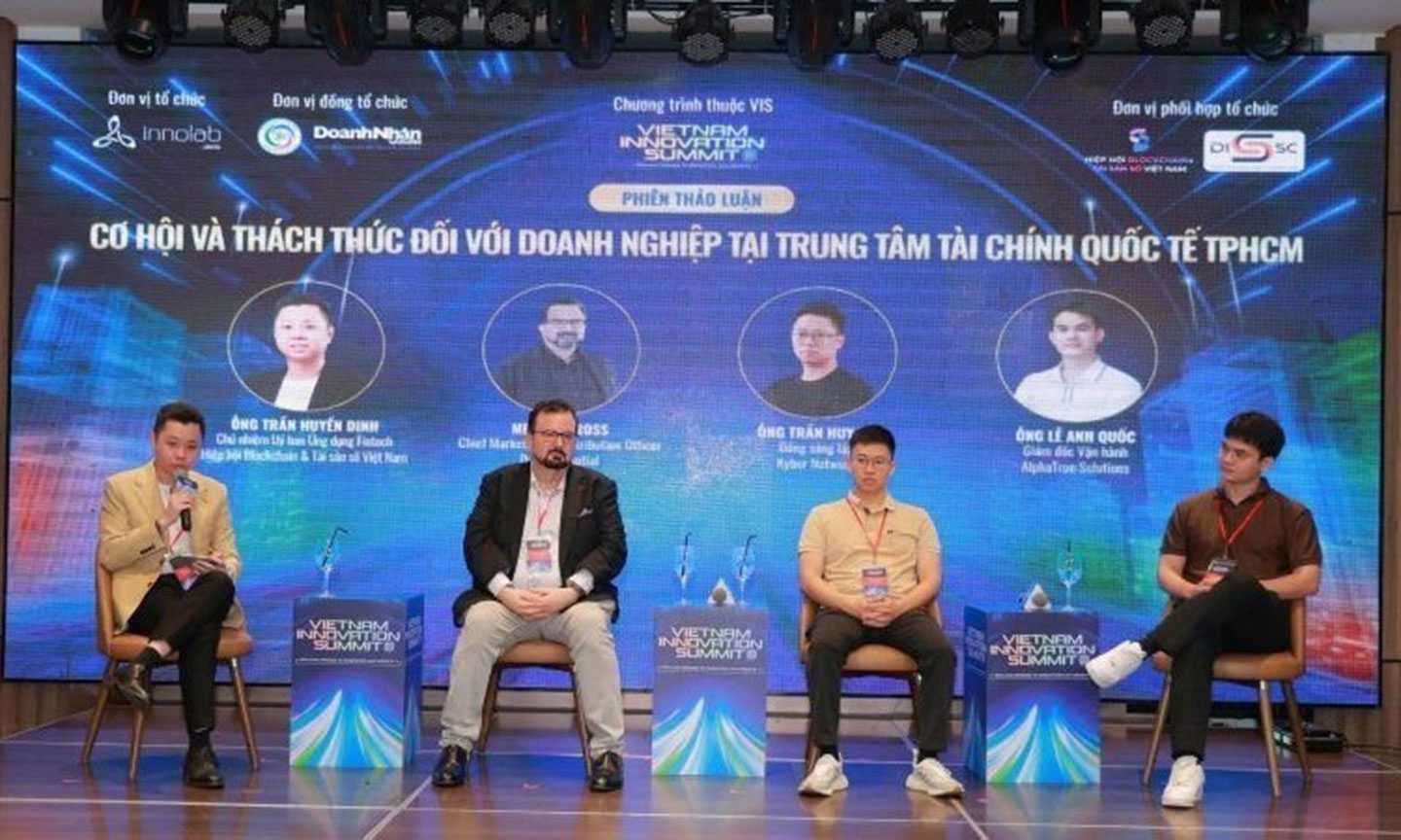 Experts participate in the discussion on opportunities and challenges for businesses at the Ho Chi Minh City International Financial Centre.