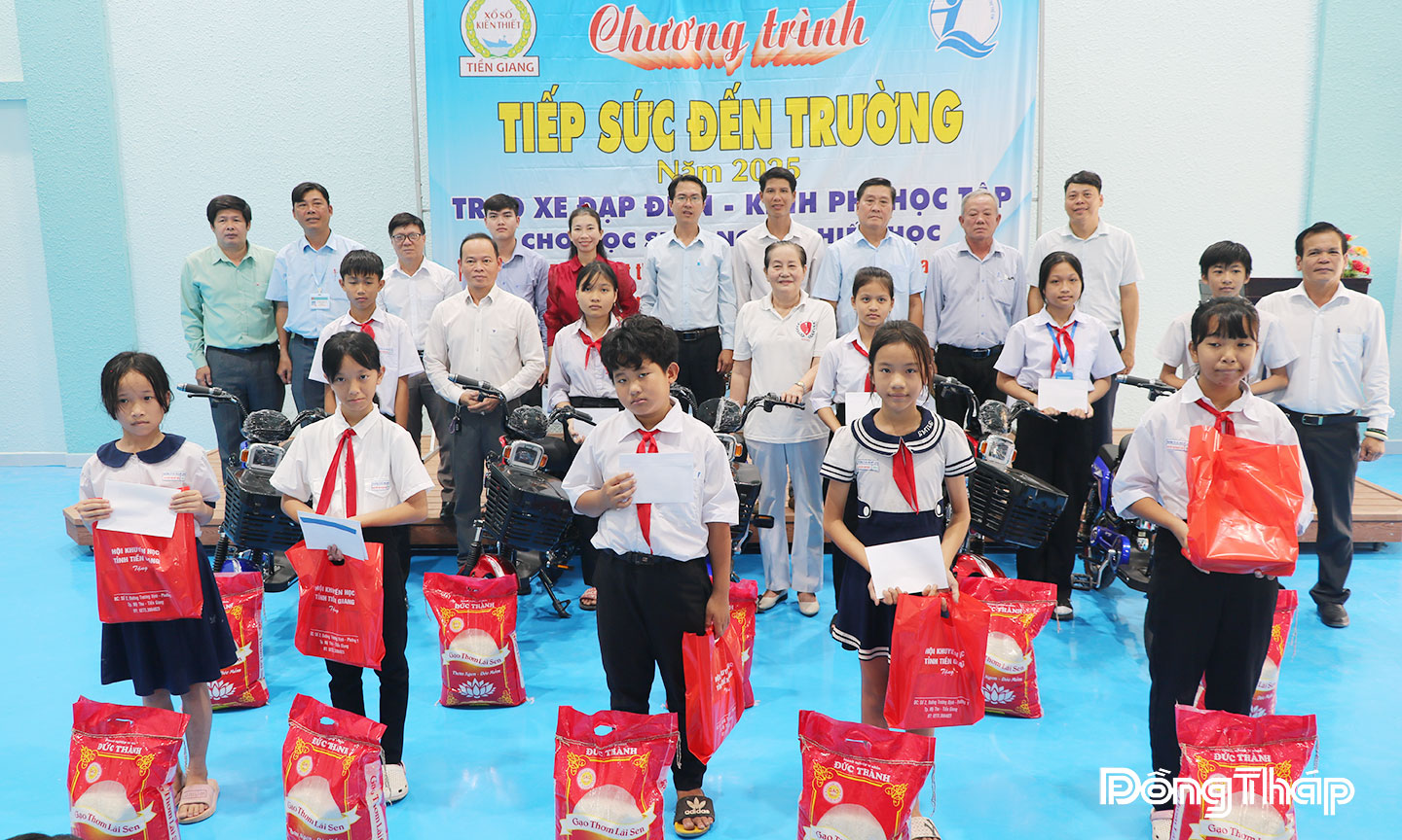 Học sinh xã Mỹ Lợi nhận xe đạp điện và quà tại Chương trình “Tiếp sức đến trường”&nbsp; kỳ 1.