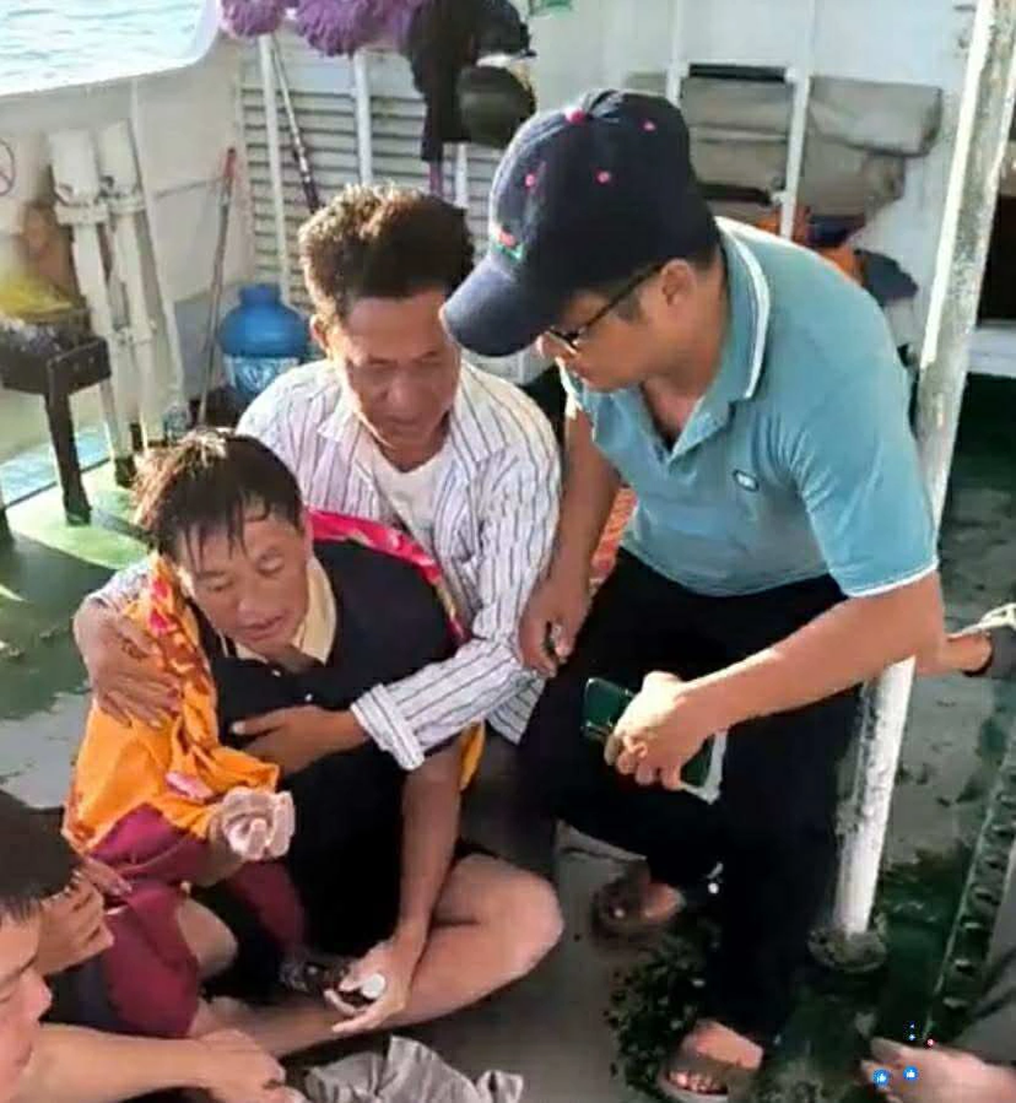 Ông Sanh được ứng cứu chiều 8-11. Ảnh: Thuyền viên tàu An Vĩnh Express