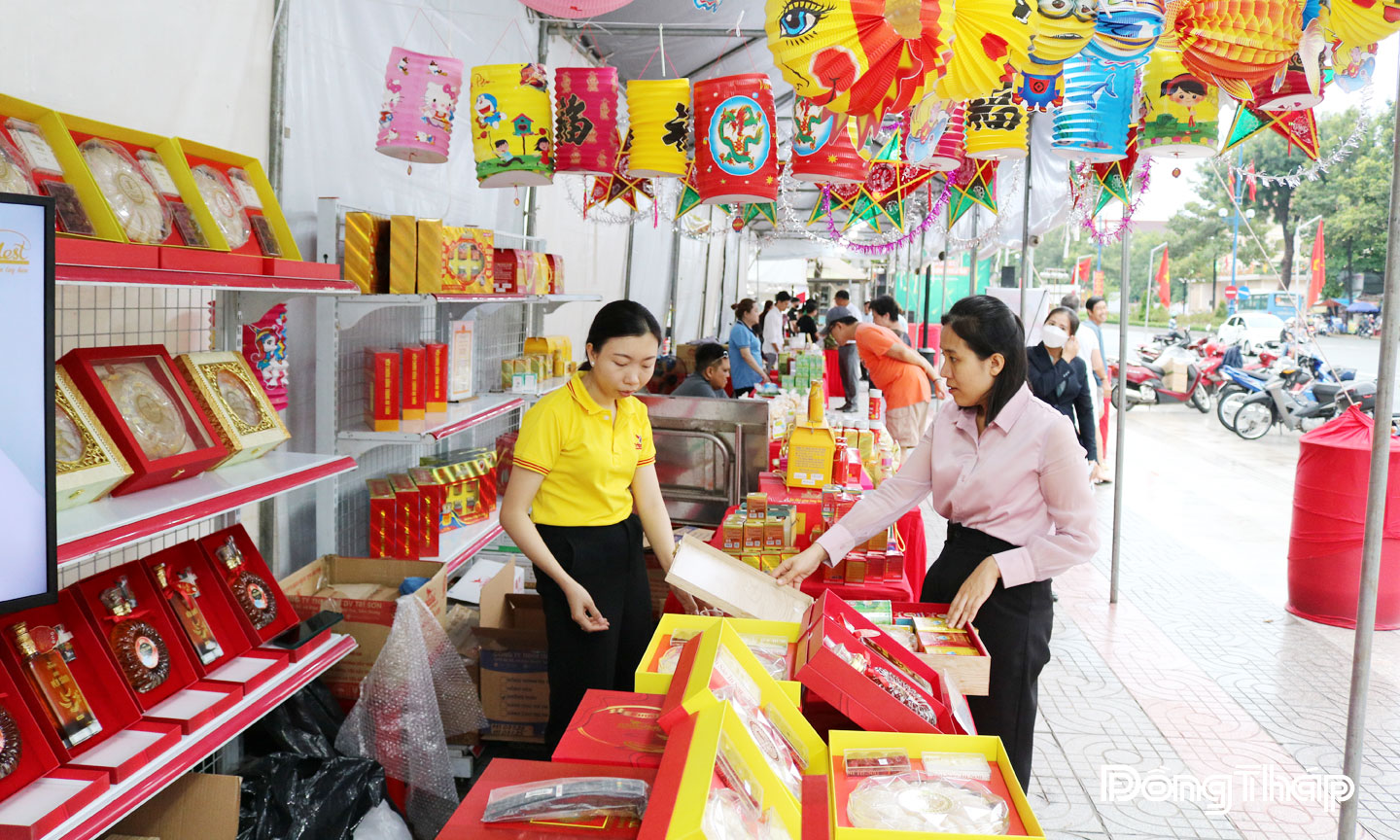 Hội chợ thu hút nhiều gian hàng của doanh nghiệp.