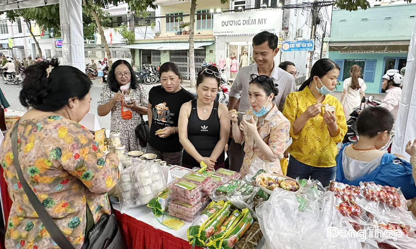 Khách hàng tham quan trải nghiệm sản phẩm tại phiên chợ OCOP.