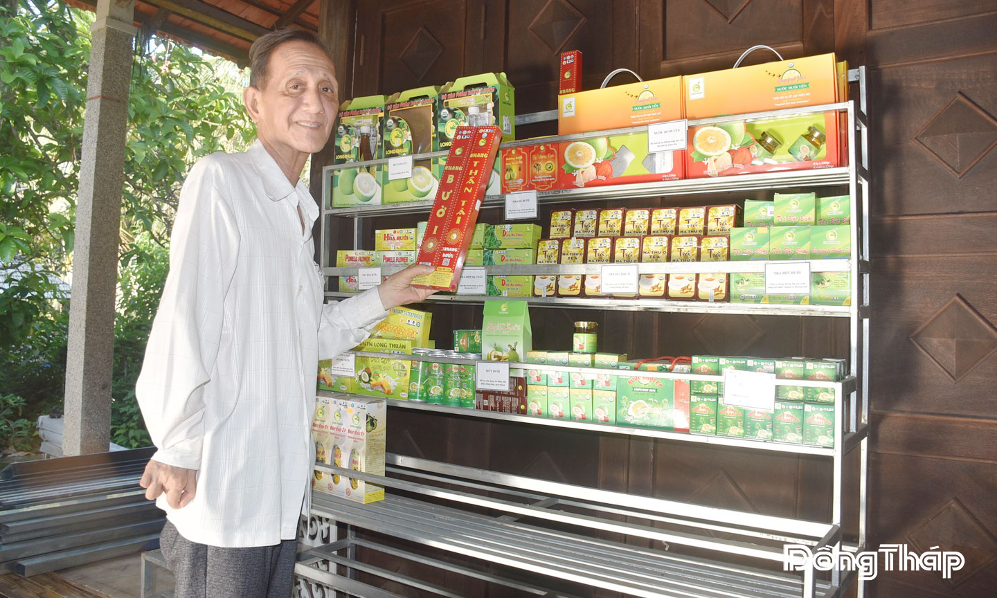 Lương y Đoàn Văn Khanh, Giám đốc DNTN Long Thuận (xã Kim Sơn) tác giả của 12 sản phẩm OCOP sản xuất theo nguyên lý kinh tế xanh, kinh tế tuần hoàn.