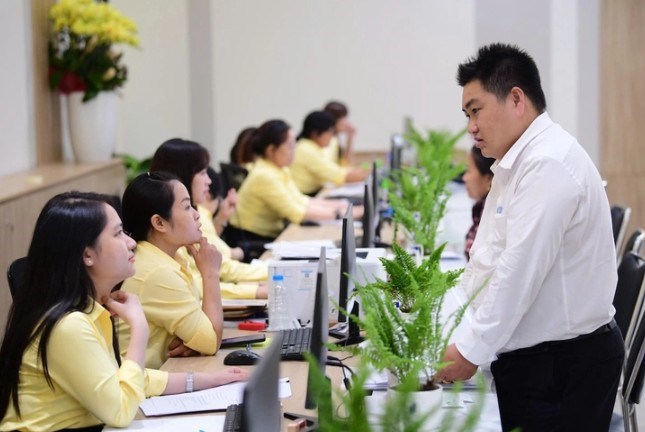 Người dân làm thủ tục hành chính tại Trung tâm phục vụ hành chính công phường Thủ Đức, TP Hồ Chí Minh. Ảnh minh họa: tuoitre.vn