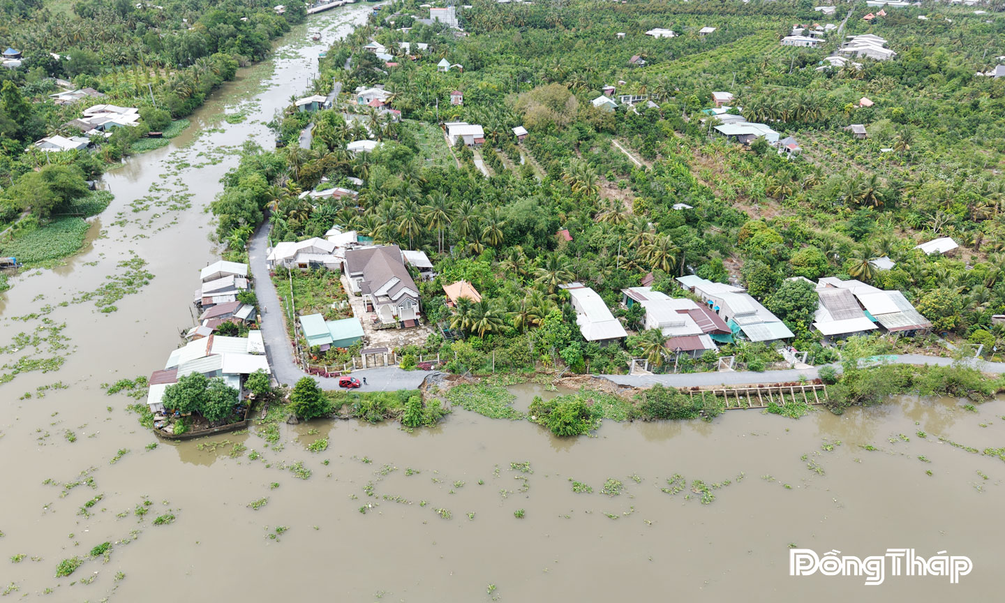 Nhiều tuyến đường đã và đang đối diện nguy cơ sạt lở, hư hỏng.