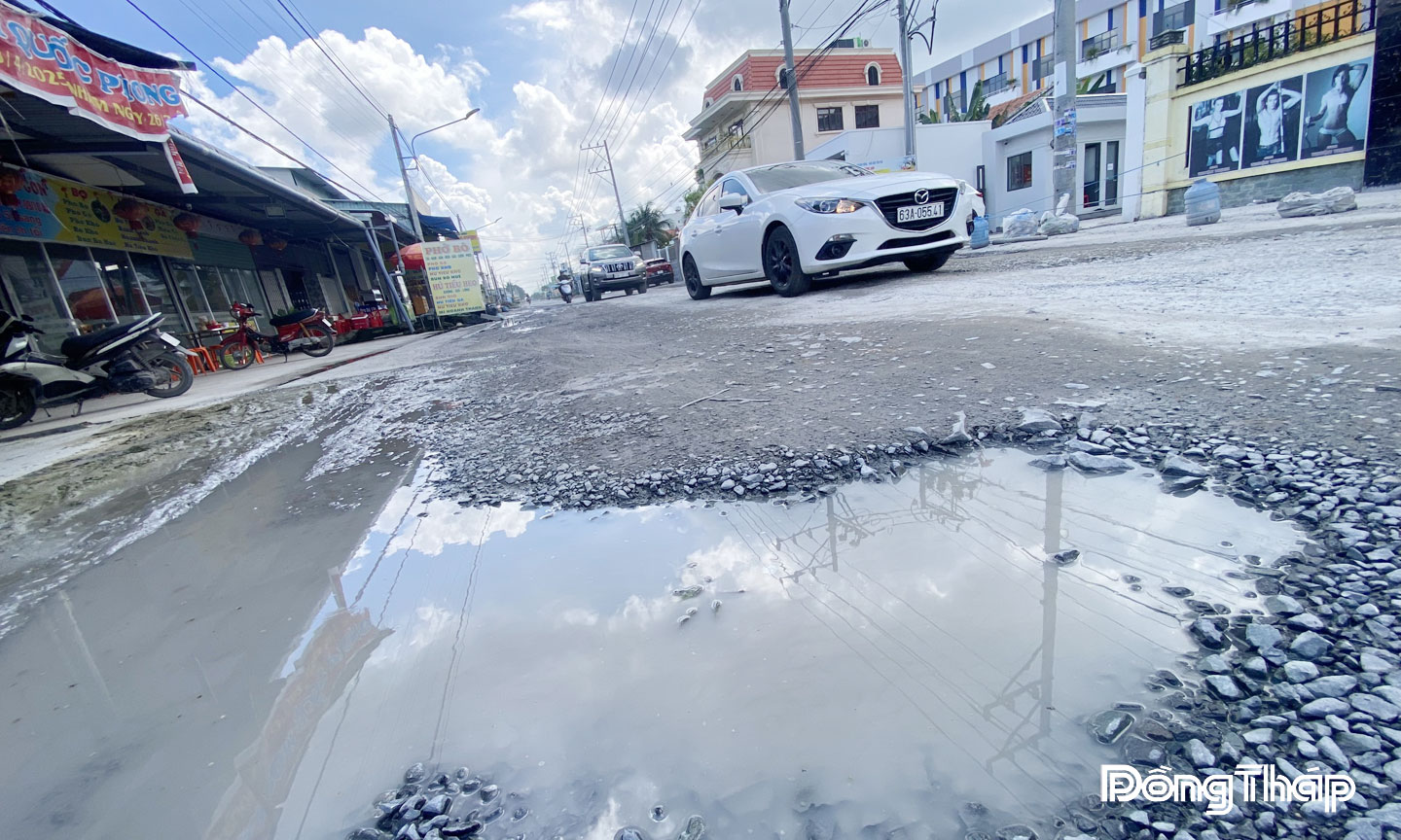 Một số tuyến đường xuống cấp trên Quốc lộ 1 và đường tỉnh.