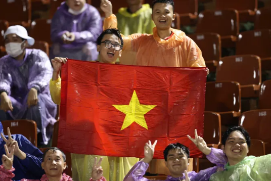 Người hâm mộ cổ vũ cho đội tuyển Việt Nam tại vòng loại Asian Cup 2027. ẢNH: DŨNG PHƯƠNG