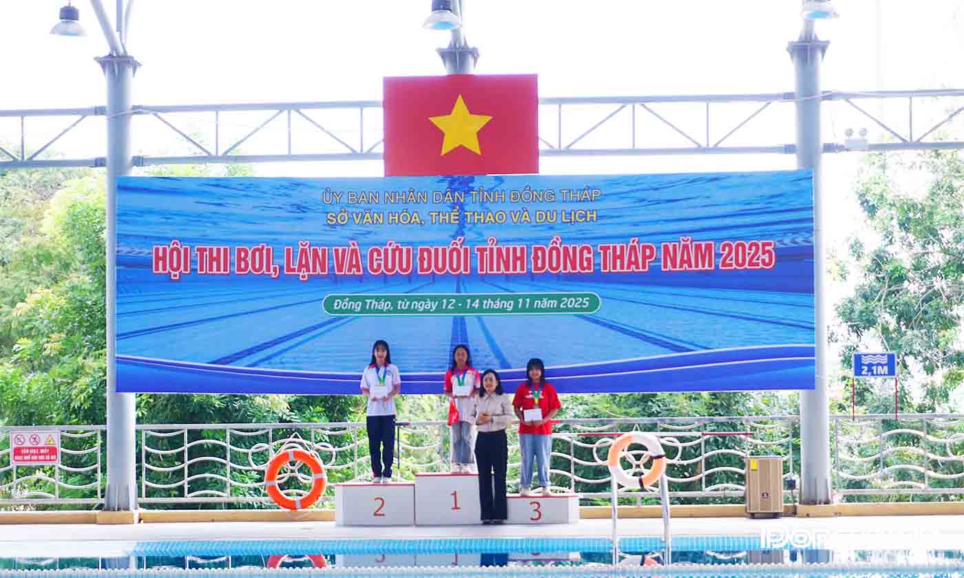 Ban Tổ chức trao huy chương cho các VĐV có thành tích xuất sắc ở các nội dung.