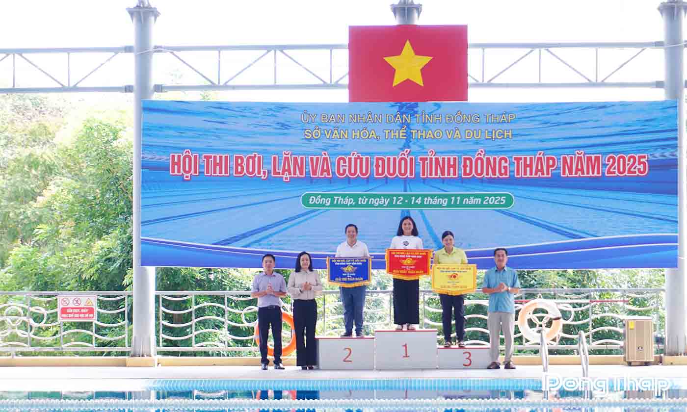 Ban Tổ chức trao Nhất, Nhì, Ba toàn đoàn cho đội tham dự có thành tích xuất sắc tại Hội thi.