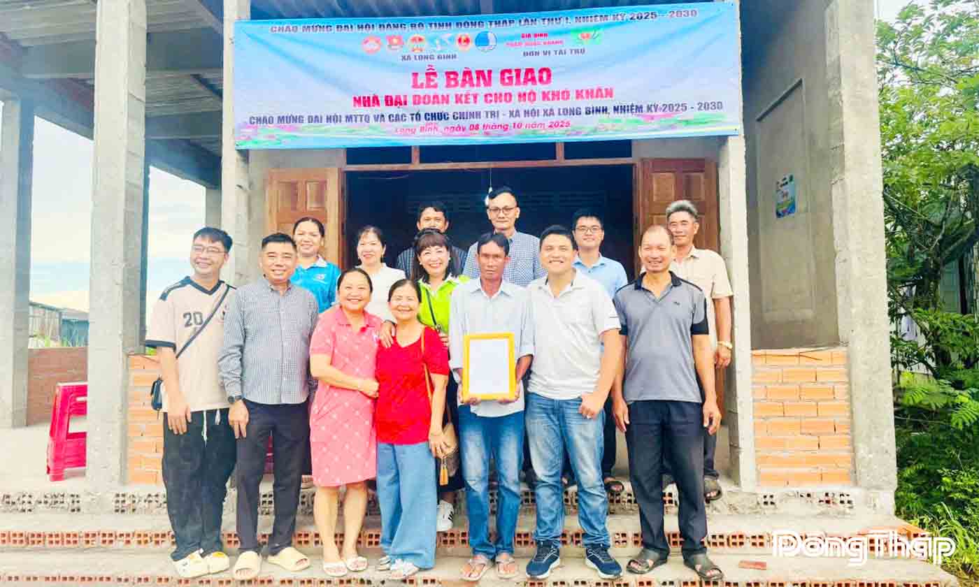 Ủy ban MTTQ Việt Nam xã Long Bình bàn giao Nhà Đại đoàn kết cho hộ gia đình có hoàn cảnh khó khăn trên địa bàn xã cho hộ ông Tăng Văn Phương sinh năm 1977 tại ấp Ninh Quới.