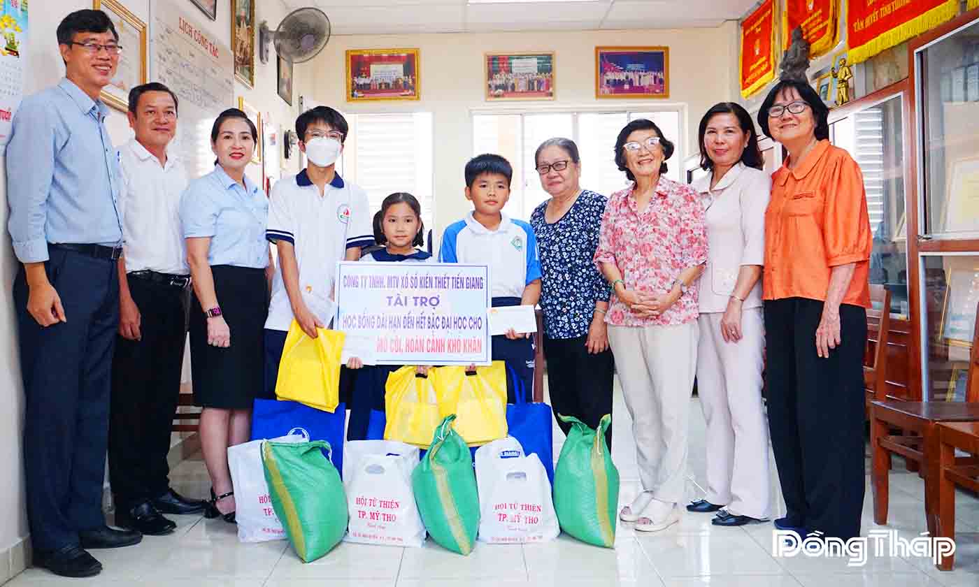 Trao học bổng đột xuất và quà cho học sinh có hoàn cảnh khó khăn.