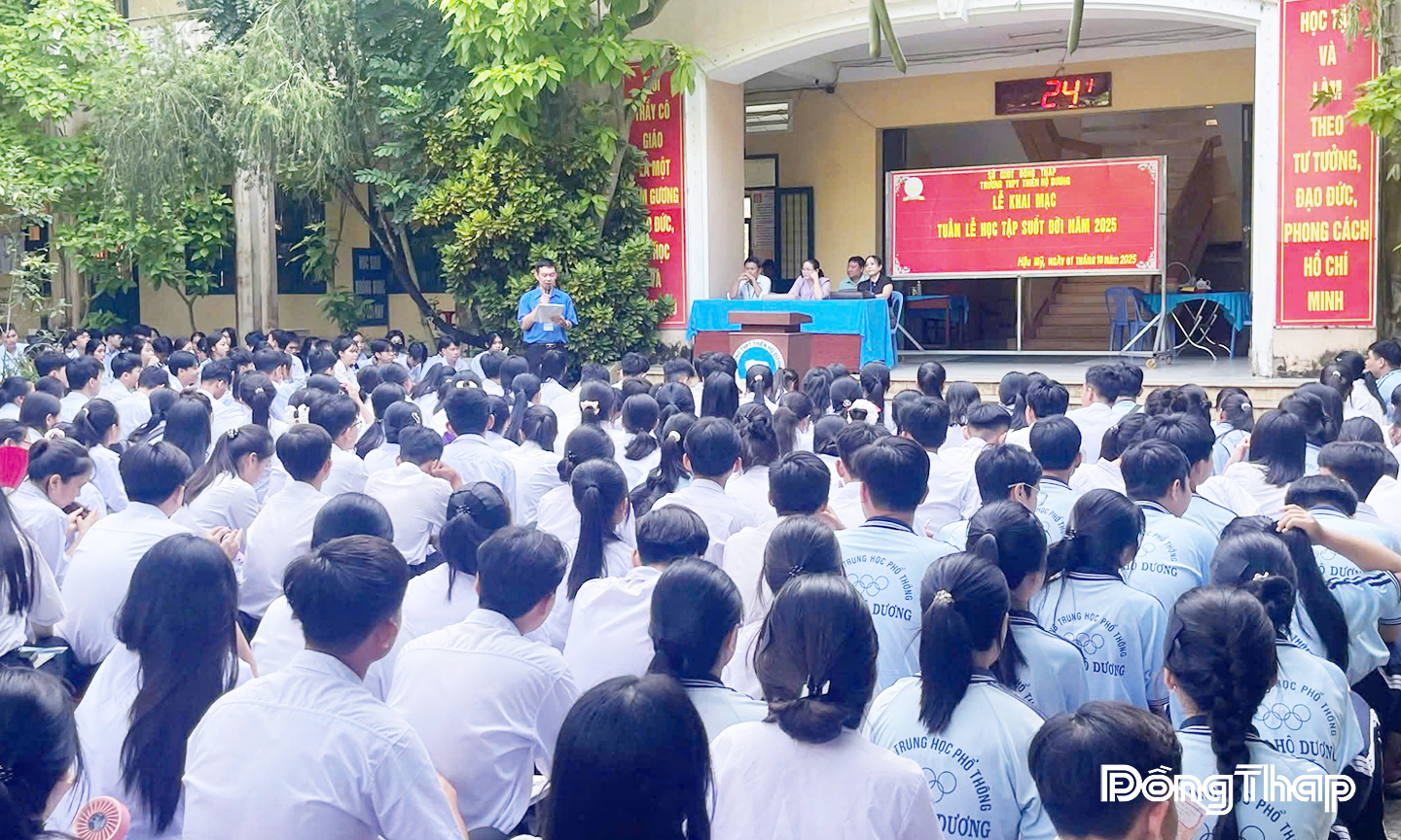 Buổi sinh hoạt dưới cờ của Trường Trung học phổ thông Thiên Hộ Dương.