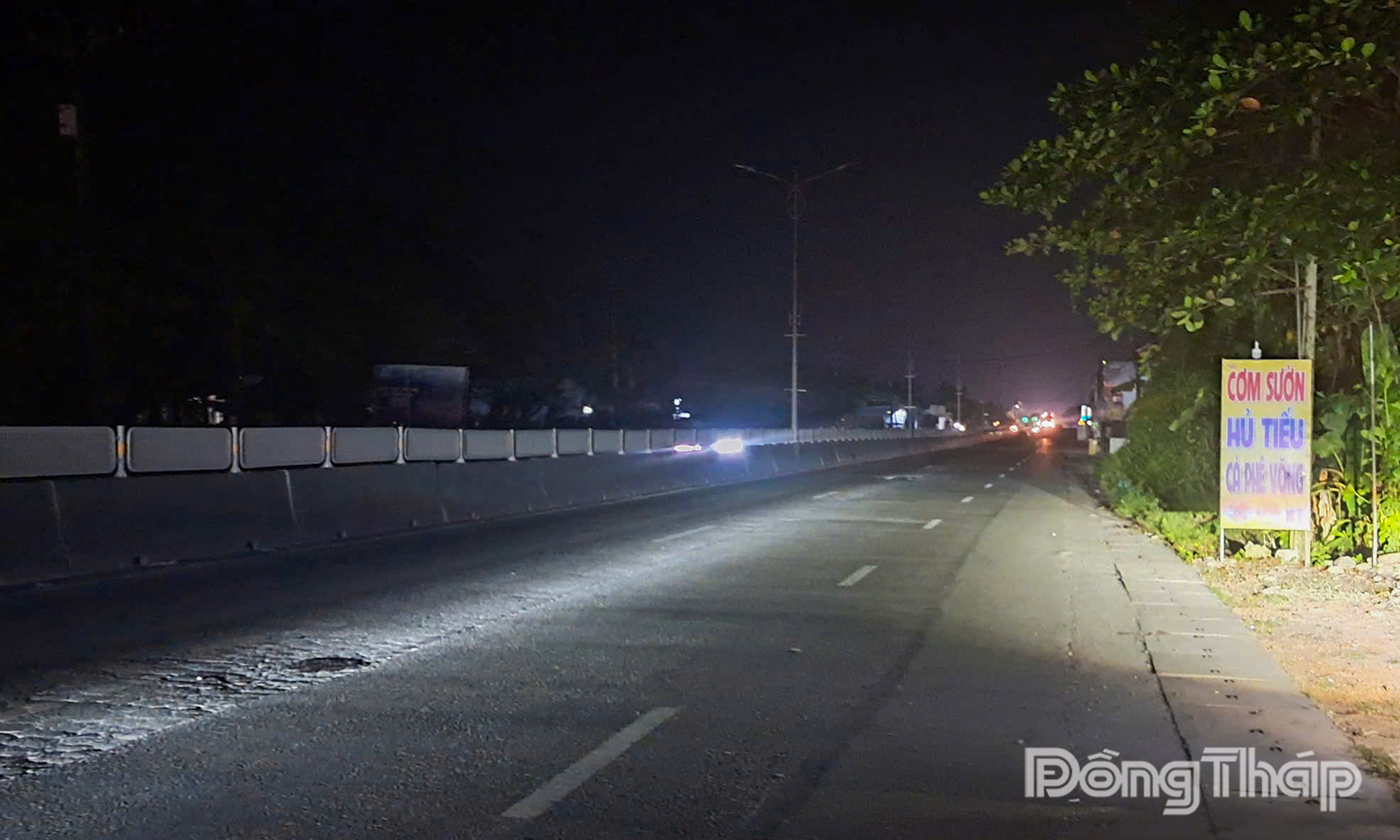 Hệ thống đèn chiếu sáng Quốc lộ 1 đoạn qua địa bàn ấp 1, xã Thanh Hưng không hoạt động, tiềm ẩn nguy cơ mất an toàn giao thông.