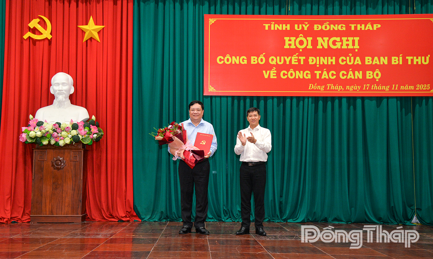 Đồng chí Nguyễn Thành Tâm trao quyết định và tặng hoa chúc mừng tân Phó Bí thư Tỉnh ủy Đồng Tháp Phạm Thành Ngại.