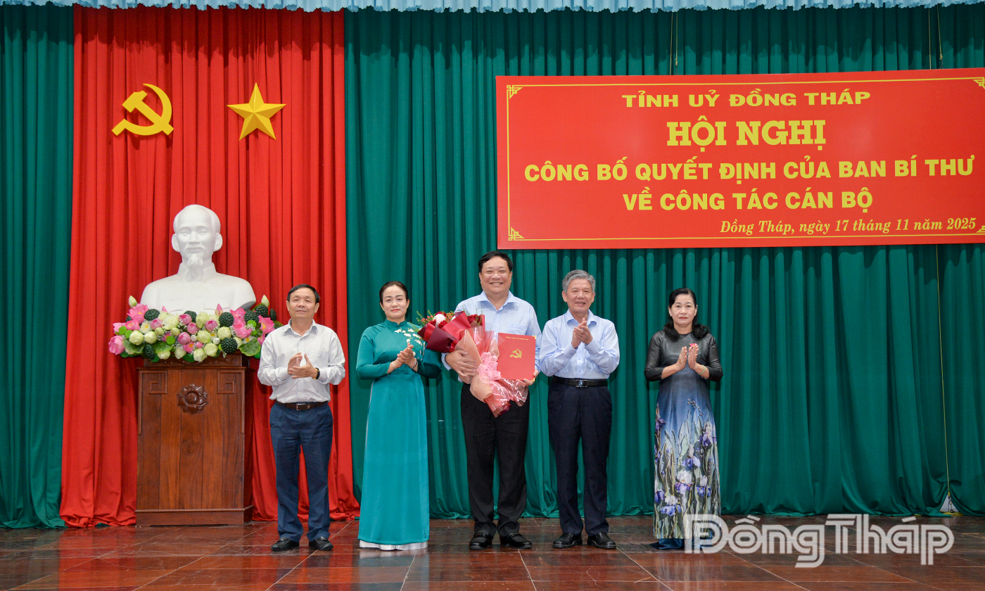 Thường trực Tỉnh ủy Đồng Tháp tặng hoa chúc mừng tân Phó Bí thư Tỉnh ủy Đồng Tháp Phạm Thành Ngại.