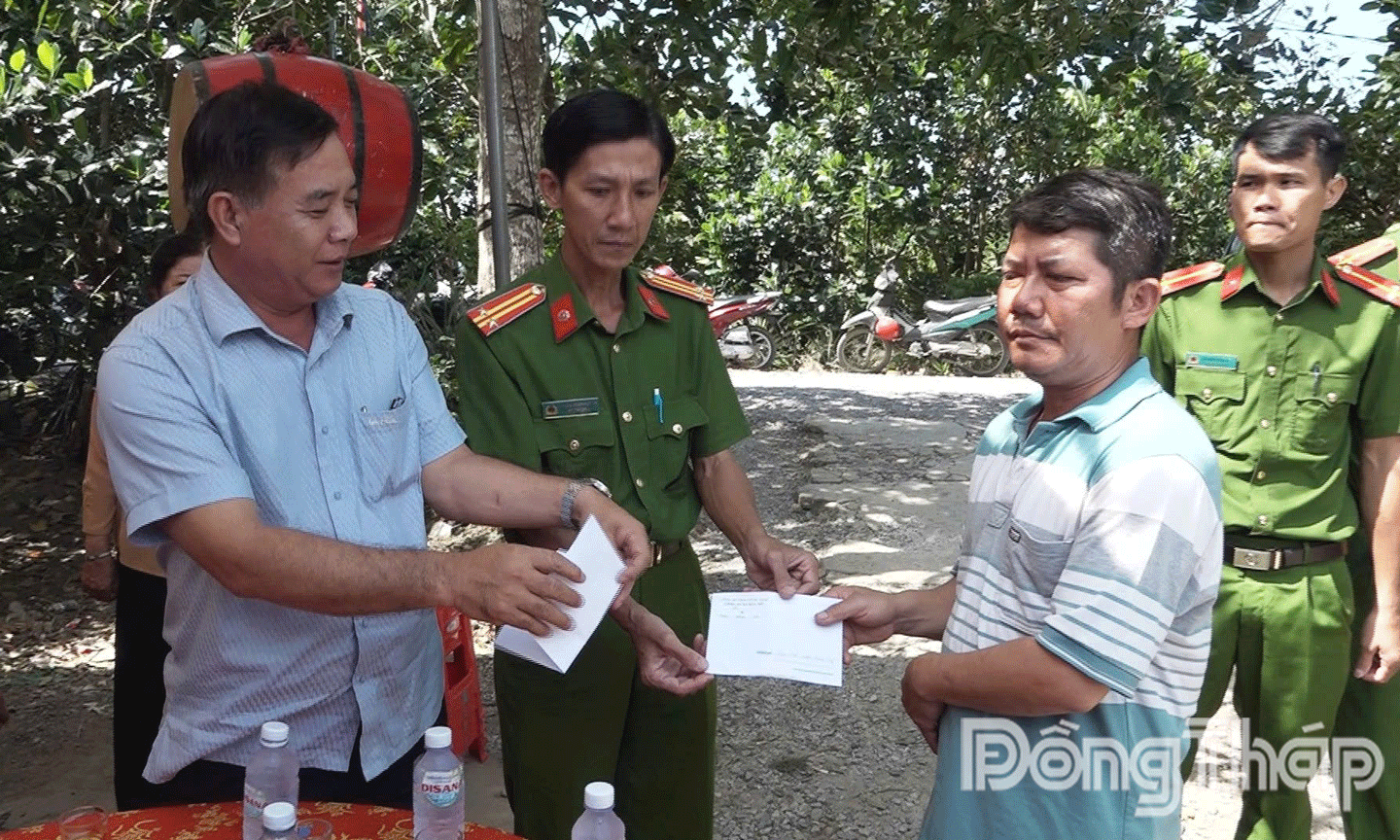 Chủ tịch UBND xã Hậu Mỹ, tỉnh Đồng Tháp Phạm Hùng Thái  đến thăm hỏi và động viên gia đình anh Lê Minh Kha