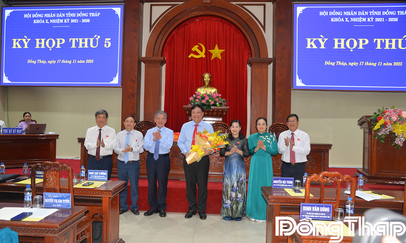 Lãnh đạo tỉnh chúc mừng đồng chí Phạm Thành Ngại