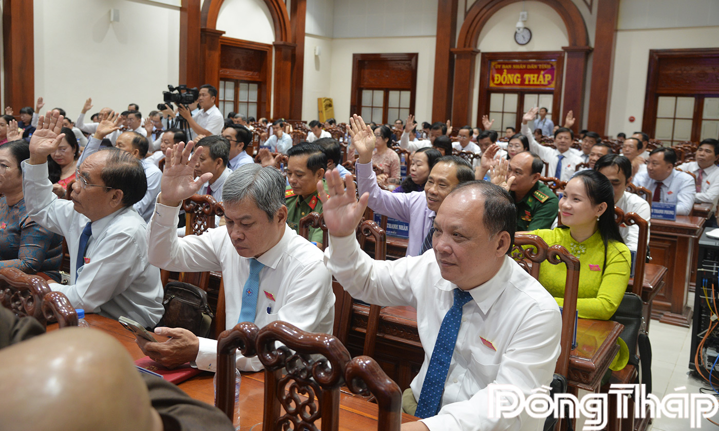 Đại biểu biểu quyết miễn nhiệm miễn nhiệm chức Chủ tịch Ủy ban nhân dân tỉnh Đồng Tháp, nhiệm kỳ 2021 - 2026