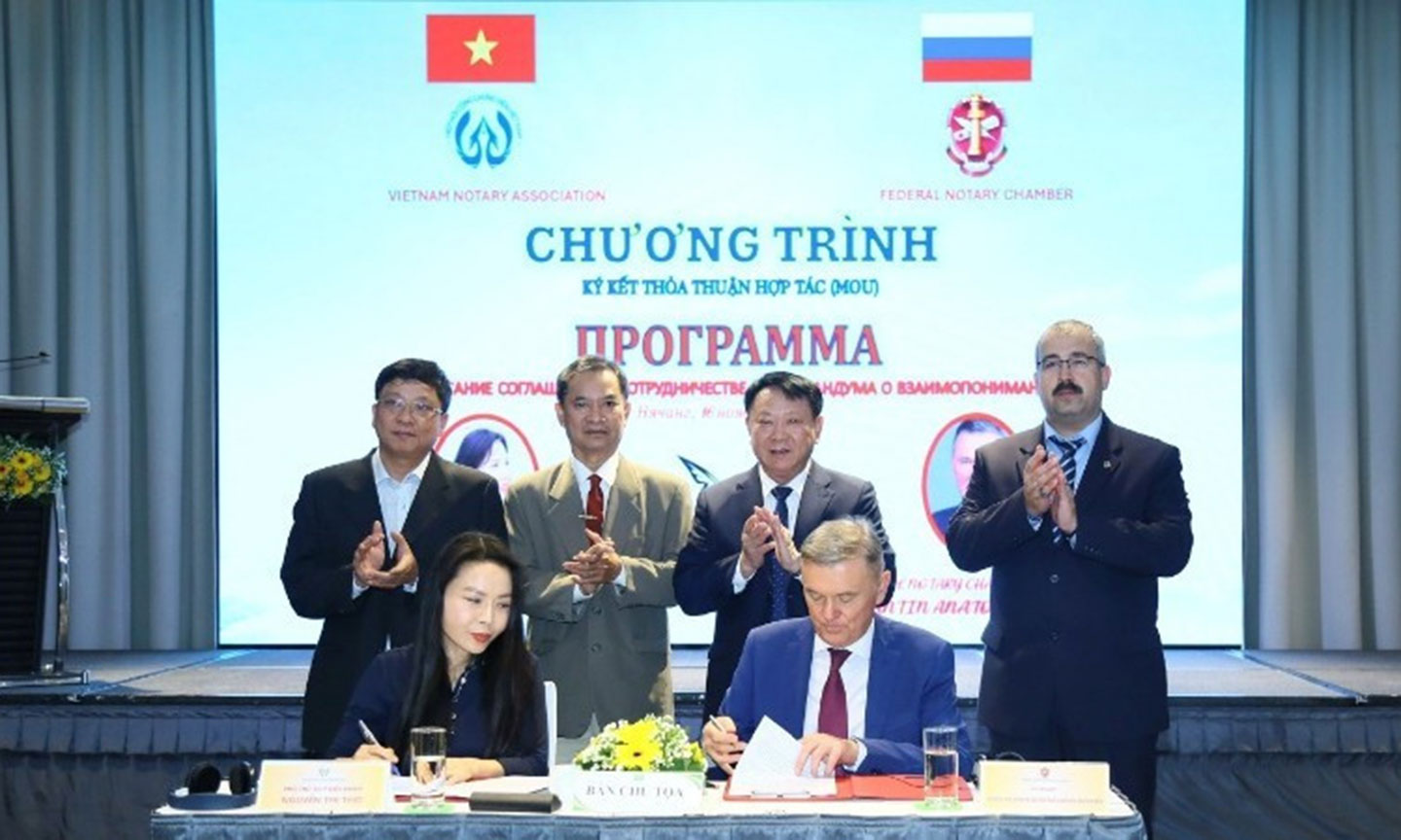 The signing ceremony of the cooperation agreement between the Viet Nam Notary Association and the Federal Notary Chamber of the Russian Federation.