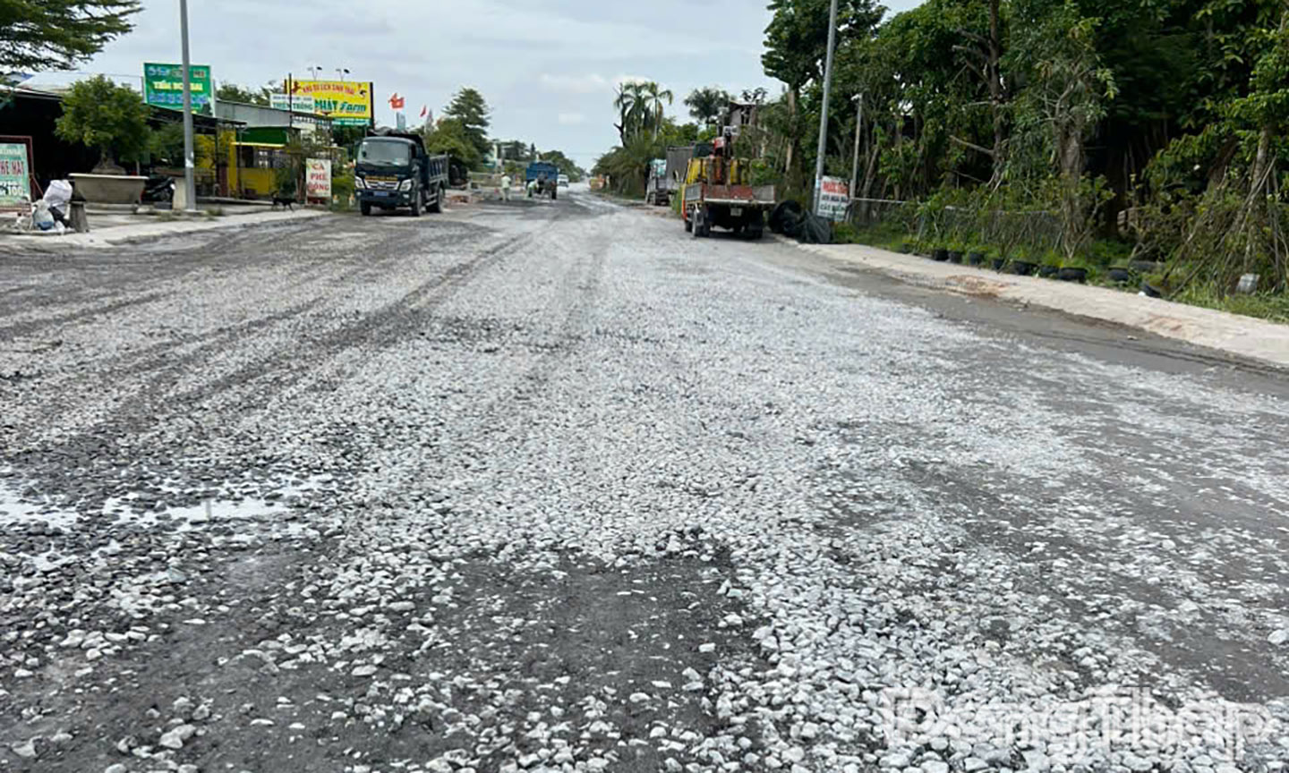 Mặt đường cơ bản đã và đang được khắc phục.