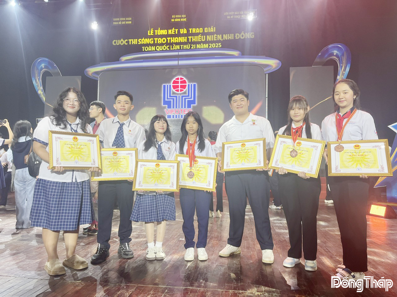 Đoàn học sinh Đồng Tháp tham dự Lễ Tổng kết Cuộc thi toàn quốc năm 2021.