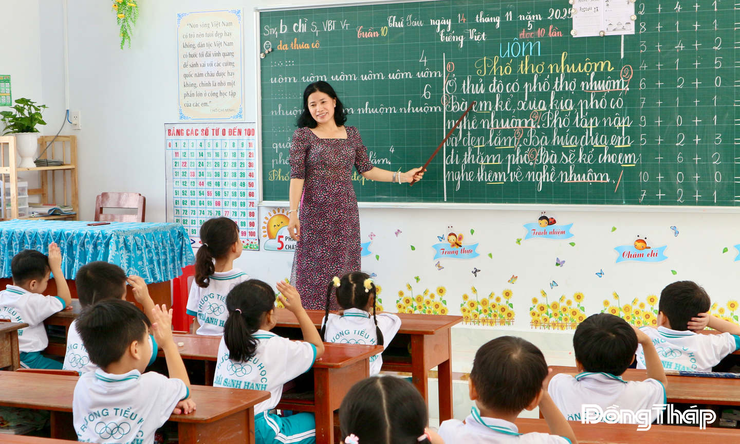 Cô và trò Trường Tiểu học Thái Sanh Hạnh, phường Trung An trong một buổi học. Ảnh: VĂN PHÚC