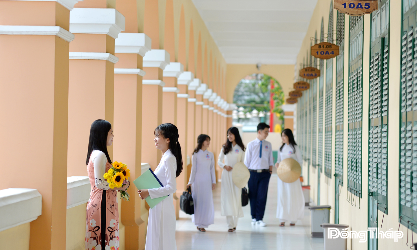 Ngày Nhà giáo Việt Nam là dịp để học sinh bày tỏ lòng biết ơn, kính trọng đến các thầy cô giáo của mình.       Ảnh: DUY NHỰT