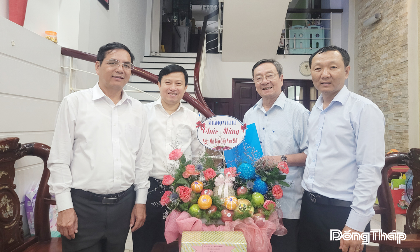 Tiến sĩ Lê Quang Trí, Giám đốc Sở Giáo dục và Đào tạo tỉnh Đồng Tháp thăm chúc mừng Ngày Nhà giáo Việt Nam đối với thầy Phan Văn Hà, nguyên Phó Chủ tịch Ủy ban nhân dân tỉnh Tiền Giang (cũ), nguyên Giám đốc Sở Giáo dục và  Đào tạo tỉnh Tiền Giang (cũ).