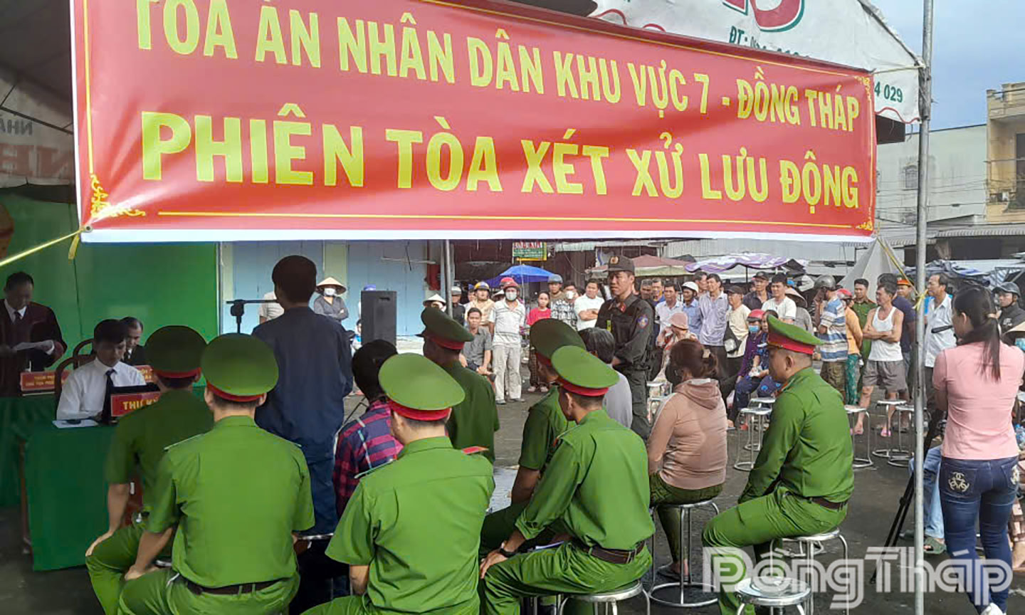 Quang cảnh buổi xét xử.