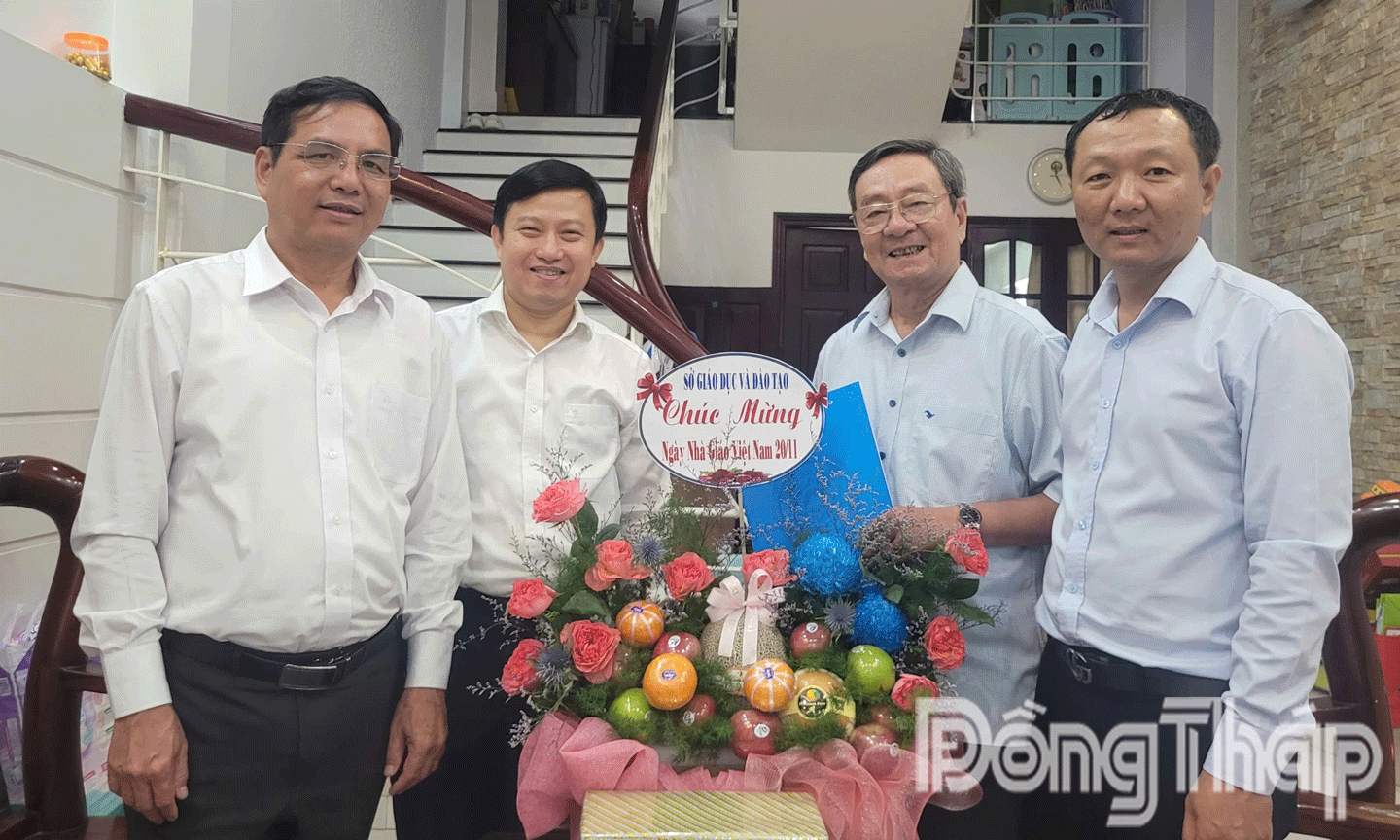 Tiến sĩ Lê Quang Trí, Giám đốc Sở Giáo dục và Đào tạo tỉnh Đồng Tháp thăm chúc mừng ngày Nhà giáo Việt Nam đối với thầy Phan Văn Hà, nguyên Phó Chủ tịch Ủy ban nhân dân tỉnh Tiền Giang (cũ); nguyên Giám đốc Sở Giáo dục và  Đào tạo tỉnh Tiền Giang (cũ)a